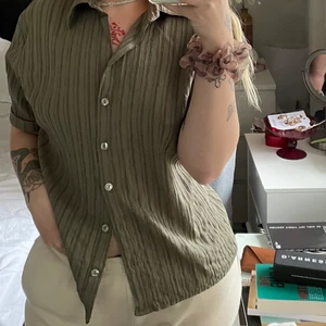 Vintage skjorta  - Säljer en lite oversized grön skjorta som inte används! 