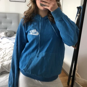 Vintage blå Nike hoddie  - Blå Nike hoddie i bra kvalitet och i 100% bomull, litet Nike märke fram och ett stort på ryggen, skriv vid intresse💕😊