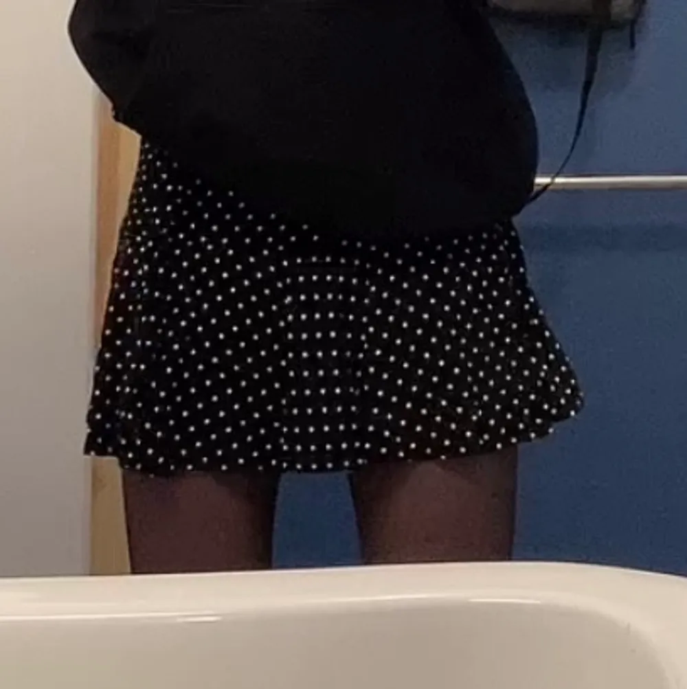 En super gullig zara kjol som jag säljer pga har 2 st likadana! Den här är aldrig använd och har prislappen kvar och allt😝. Kjolar.
