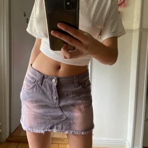 Mini Skirt - Säljer sötaste miniskirten från märket Wishne. Så snygg tvätt och väldigt unik då den har coola slitningar och många detaljer! Svårt att få tag i sånna här kjolar så tar emot bud💕💕