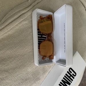 Chimi  - Säljer min chimi solglasögon i modellen 04 i färgen Peach. Super fin färg och passar så bra till sommaren. Kommer tyvärr inte till användning längre därför säljer jag dem💓