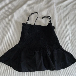 Topp zara  - Säljer min topp från zara då den aldrig kom till användning. Den har avtagbara band. Storlek XS