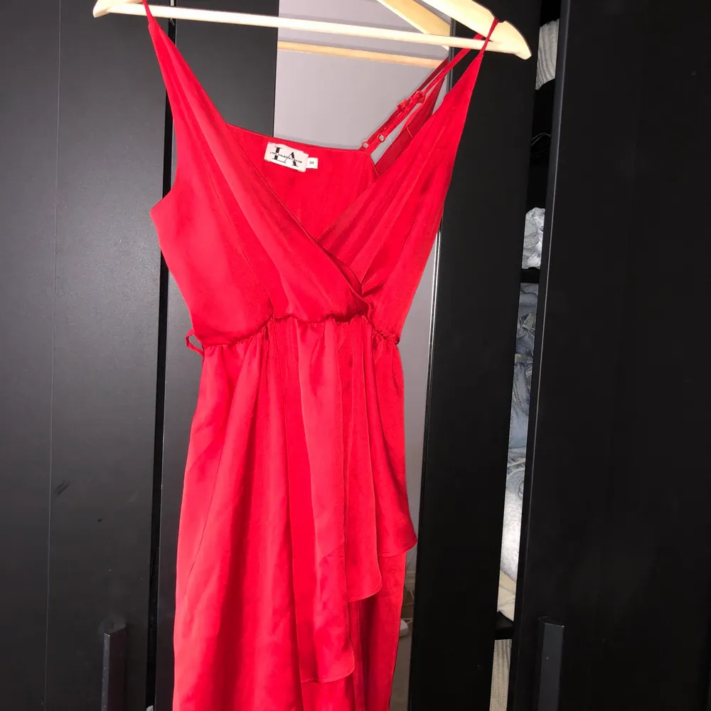 Röd satin omlott klänning i storlek 34. Linn ahlborgs kollektion från NAKD. Superfin till sommaren . Klänningar.