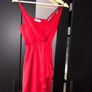 Röd satin omlott klänning i storlek 34. Linn ahlborgs kollektion från NAKD. Superfin till sommaren 
