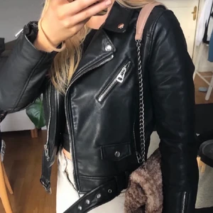 Zara skinn jacka - Efterfrågad skinnjacka, köpt här på plick. (Första bilden är från förra ägaren)  jackan passar även xs/s