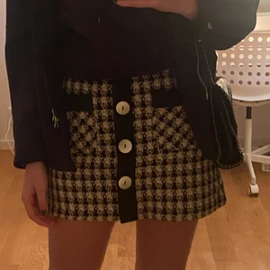 Fin kjol - Säljer denna jättefina kjol från Zara. Nästan aldrig använd och i väldigt bra skick. Säljer eftersom den inte kommer till användning längre. Jättefin passform och väldigt skönt material! 