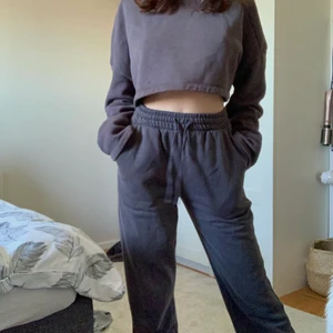 LXA dark grey set XS - Säljer mitt dark grey set i storlek XS från Linn Ahlborgs klädmärke LXA. Världens skönaste set och super bra kvalitet och skick. Jättebra i längden! På sista bilden finns bara byxorna med men säljer båda plaggen. Köpt för 1050, säljer för 650. 