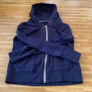 Kofta, huvtröjor Tommy hilfiger  - Kofta, huvtröjor Tommy hilfiger. Stl. S. Snöret fattas. Använd, men ändå okej.