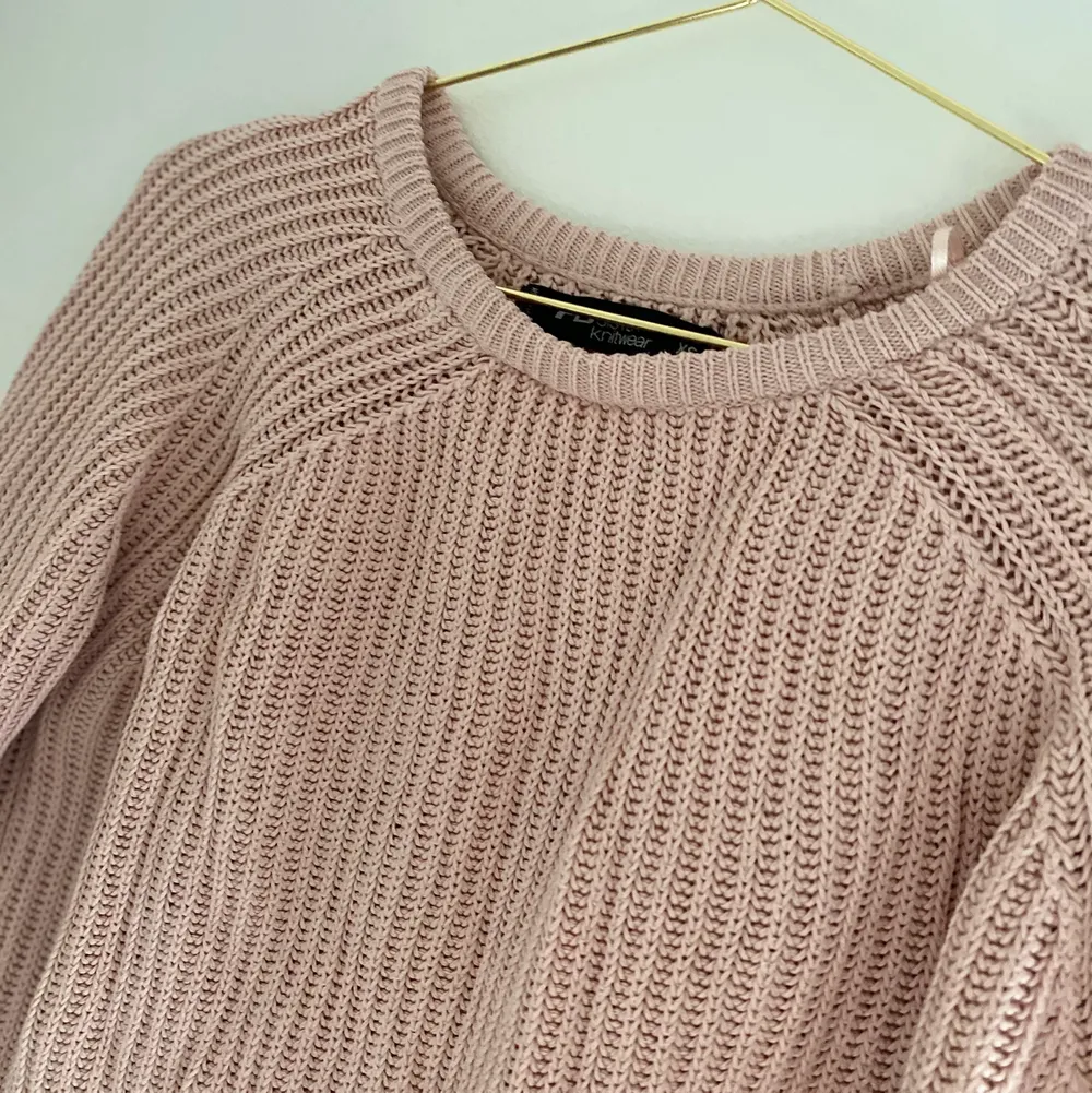 Fin rosa stickad tröja. Köpte den för några årsen och inte använt den på ett tag därav säljer jag den💕 . Stickat.