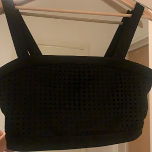 Guess croptop svart linne - En svart croptop köpt för några år sen från Guess. Använd bara för bilder. Bra material och sitter fint på.