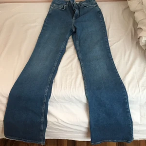Utsvängda jeans  - Jeansen sitter jätte bra älskar matrialet, men har tyvär ingen användning av de.
