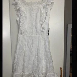 DM klänning - Aldrig använd, prislapp kvar! Storlek 38! Super fin till studenten!! 