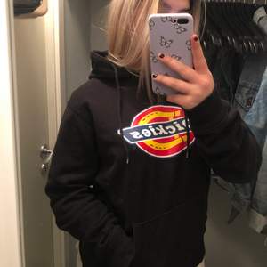 Svart dickies hoodie i nyskick, nypris 750kr, passar både tjejer och killar, buda minst 10kr varje gång!❤️ (köparen står för frakten