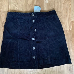 Kjol - Fin oanvänd sammetkjol från Hm med prislappen kvar! Storlek 36🤍