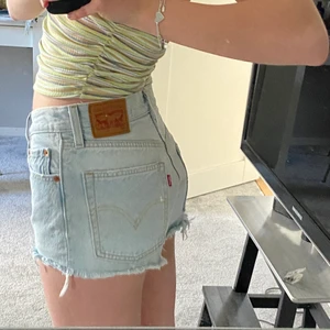 Levis shorts  - Säljer nu dessa levis short i storlek W 25, toppen skick! 💕