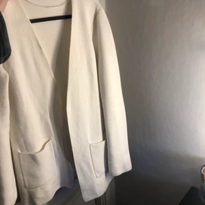 Vit kofta✨ - En vit kofta som är rätt tjockt i materialet✨ Frakt tillkommer.