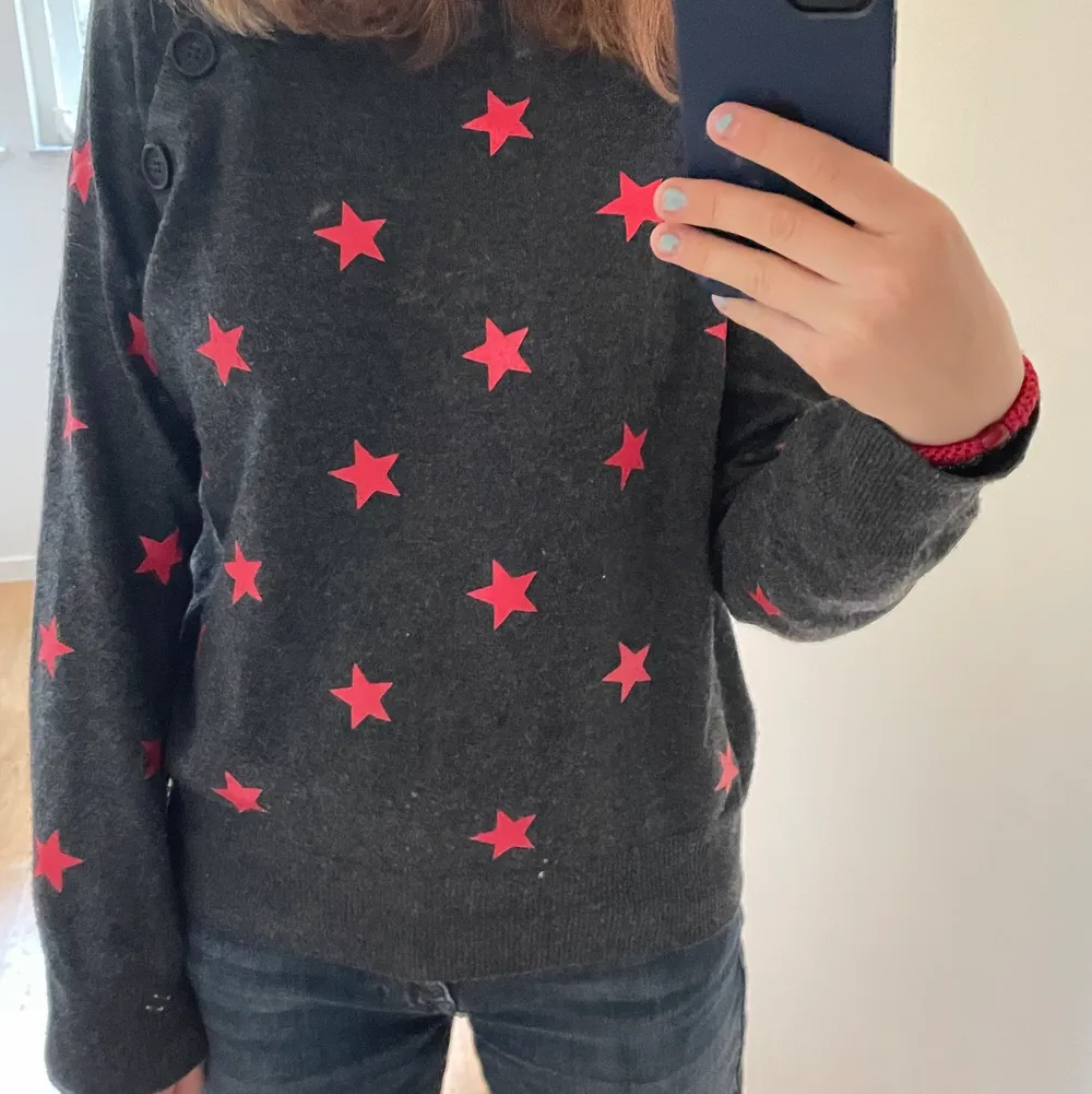 En stickad tröja från zadig med stjärnor på. Det är 14 år men den passar S. Tröjor & Koftor.