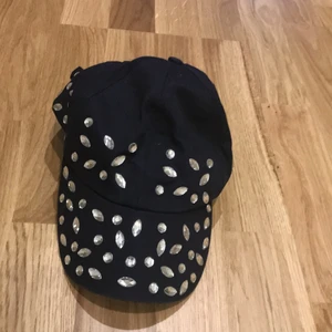 H&M svart keps med silvriga paljetter i onesize  - Svart keps i topp skick. Aldrig använd