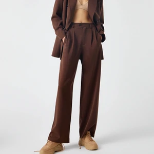 Bruna kostymbyxor - Bruna kostymbyxor från Pull&Bear. Storlek S. Nyskick. Köparen står för frakten! Skicka gärna ett meddelande om du vill ha fler bilder eller har några frågor! 