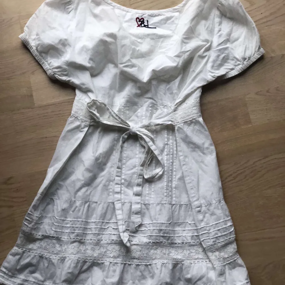 Säljer en vit klänning från bandelid pga den är förliten och för kort enligt mig☺️jag är 166. Klänningar.