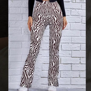 Zebrabyxor, storlek XL - Dessa byxor kommmer från Shein och är helt oanvända då dem är för korta för mig som är 182 cm lång, Byxorna är vida i benen med en lite kort slits på sidan längst ner. Superskönt material och även väldigt snygga!