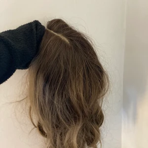 Peruk - Snyggggg brun peruk i SYNTETISKT hår, ej äkta. Super för dig som är sugen på att färga håret mörkare men vill testa innan? Svårt att få med kvaliten på bild, vill ej röra i det för mycket. Men borstas enkelt ut med en borste