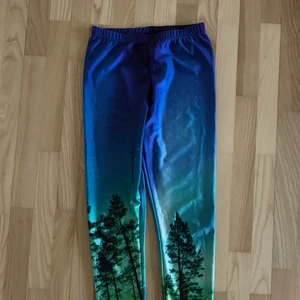 Norrsken-tights - Tights/leggings i material som andas väldigt bra. Coolt mönster med tryck av norrsken. Högmidjade. Skriv för fler bilder!