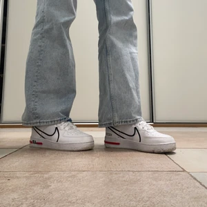 Nike air force 1 - Säljer dessa coola och trendiga nike air force.🔥 Bara använda ca 2 gånger och är i väldigt bra skick. Säljer eftersom dom är lite för stora för mig. Köpta för 1399kr.
