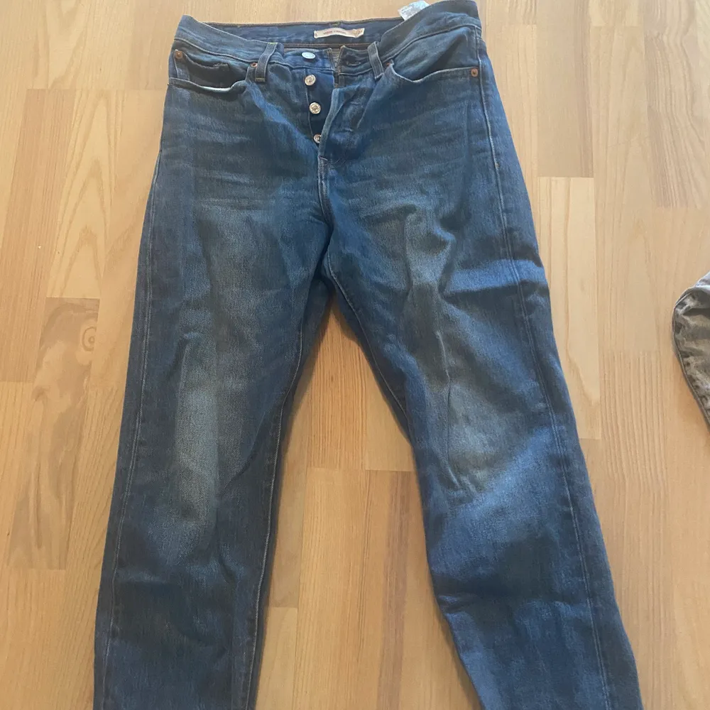 Fina byxor, andvänt några gånger|| storlek 27|| vida, inte jätte långa men fina i midja o ben|| köpt för 600 säljer för 400+frakt . Jeans & Byxor.