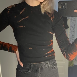 Batik topp - Snygg topp i batikmönster. Lätt polokrage och långa ärmar. 