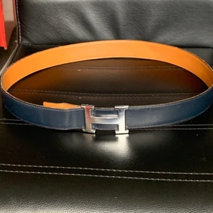 Herme’s skärp -  Mörkblått vändbart Herme’s skärp använt men o gott skick 