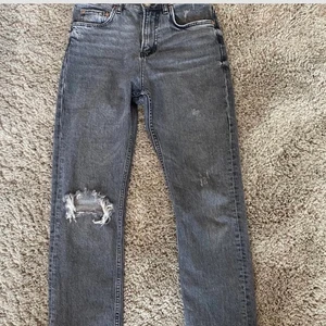 Zara jeans - Säljer ett par gråa zara jeans pga att de är för stora. Skulle nog säga att de är både 34/36 i storleken! Fast skulle nog säga de är i storlek 34 mer. 