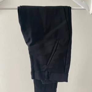 Vero Moda  - Super snygg kostymbyxor från VERO MODA i bra skick, endast använda ett fåtal gånger💗💗