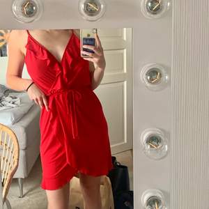 Säljer denna supersöta röda klänningen från nelly.com. Den är inte använd många gånger då den är för stor för mig😔. Köparen står för frakten!💓💕