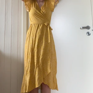 Omlottklänning - Omlottklänning som är gul och vit , jätte fin nu till sommaren🌼 