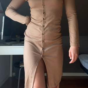 Brun helt ny klänning med slits 💕 Storlek s! 