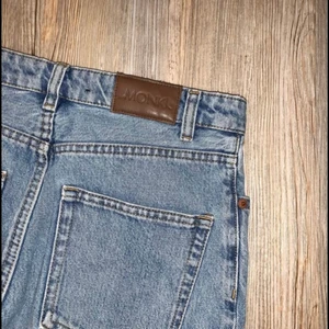 Mom Jeans Monki - Mom Jeans från Monki. High relaxed. Passar tyvärr inte mig.   Storlek Small / 27
