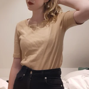 Beige t-shirt från Wera - Fin tröja från Wera som jag köpte på Åhléns för något år sedan. Storlek XS men är väldigt stor så skulle garanterat passa en S, kanske även M. Ribbat mönster och lite stretch i tyget. Har bara använt ett fåtal gånger. Nypris: 400 kr