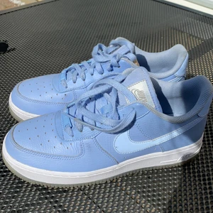 Nike Air Force, ljusblå - INTRESSEKOLL på dessa trendiga ljusblå Nike Air Force! Köpta för 1349 kr