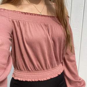 En off-shoulder topp i en jättefin rosa färg. Helt oanvänd, prislappen kvar! Säljes då den inte har kommit till användning. Det är bara att höra av sig vid frågor!🥰