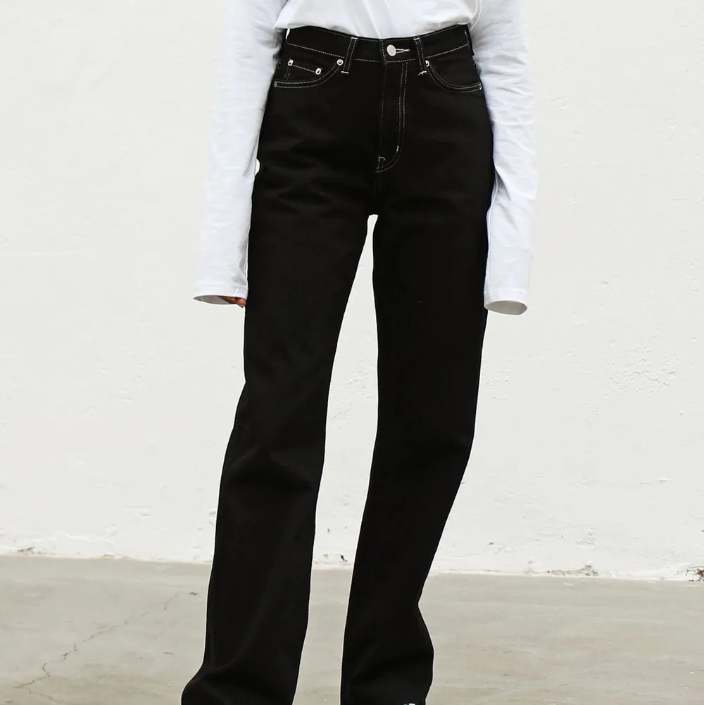 Weekdays svarta row modell med vita kontrastsömmar, använda men i otroligt gott skick!. Jeans & Byxor.