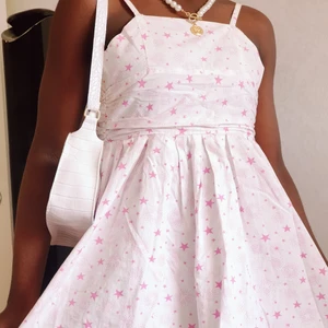 Vintage sommar klänning  - Lilla syrran vill sälja hennes sommar klänning för nu passar den inte längre. Väldigt vintage och stilig. Den är vit klänning med små rosa stjärnor. Klänning passar små barn med storlek 134. Den är cute och perfekt för unga flickor som kommer till tonårings åldern🥰 Klänning kostar 40kr, den kan hämtas I vetlanda eller fraktas fast köparen står för Frakten.