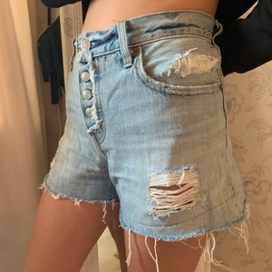 Levis shorts!!!! - Snygga Levis shorts i storlek 36. Just jeans material och bra skick! Ordinarie pris 600kr.
