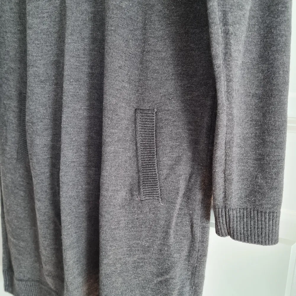 Grey comfy knitted dress with a pocket. Perfect condition 😊 Total length 84 cm.. Stickat.