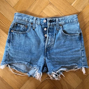 Levis shorts 501 W24 - Sparsamt använda så jag växte ur dom snabbt. Köpta sommaren -18. 