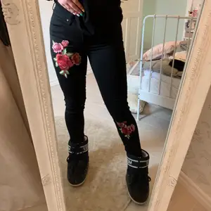 Snygga unika svarta jeans från Guess. Sjukt fina broderingar på båda benen, rosa & röda blommor😍 storlek 36 och lågmidjade. Snygga fickor där bak som formar rumpan!!! 