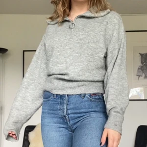Grå stickad tröja - Stickad tröja som aldrig kommer till användning. Skönt material dvs. Absolut inte stickig. Säljer pga. flytt ☺️ Mina mått hittar ni i min profil om ni är osäkra om plagget kommer att passa er! ❤️
