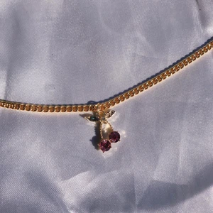 Körsbärshalsband - Körsbärshalsband 😍🍒  - 79 kr ✨  - frakt på 15 kr tillkommer 🤍  Kontakta mig vid frågor eller köp! 🥰 