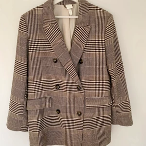 Ny blazer/ oversized blazer/ kavaj/ storlek 40 - Ny blazer från H&M, i brun och kallbeige färg. Mycket fin sommarjacka som jag tyvärr måste sälja då det är fel storlek för mig. Jackan är endast använd en gång och har sedan fått hänga i garderoben. Storlek 40, men passar även 42. :)