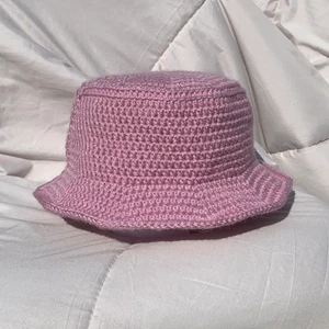 Virkad buckethat (rosa) - Rosa, handgjord fiskehat. 100% akryl, tvättas i 40. Just denna hatt har mindre rem än övriga för ett mer ”feminint” utseende (vill du ha vanlig rem, skriv till mig) . Betalning via safepay/swish
